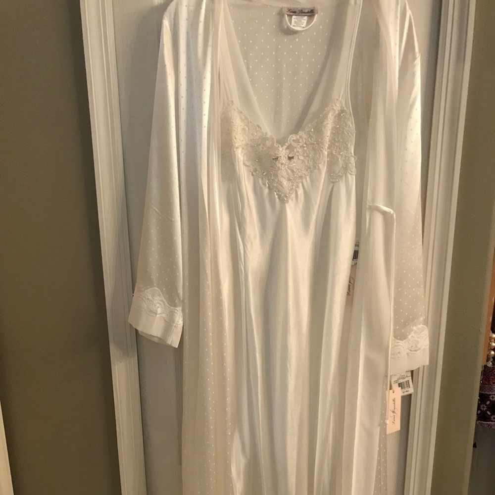 BNWT, beautiful white long neglige and robe